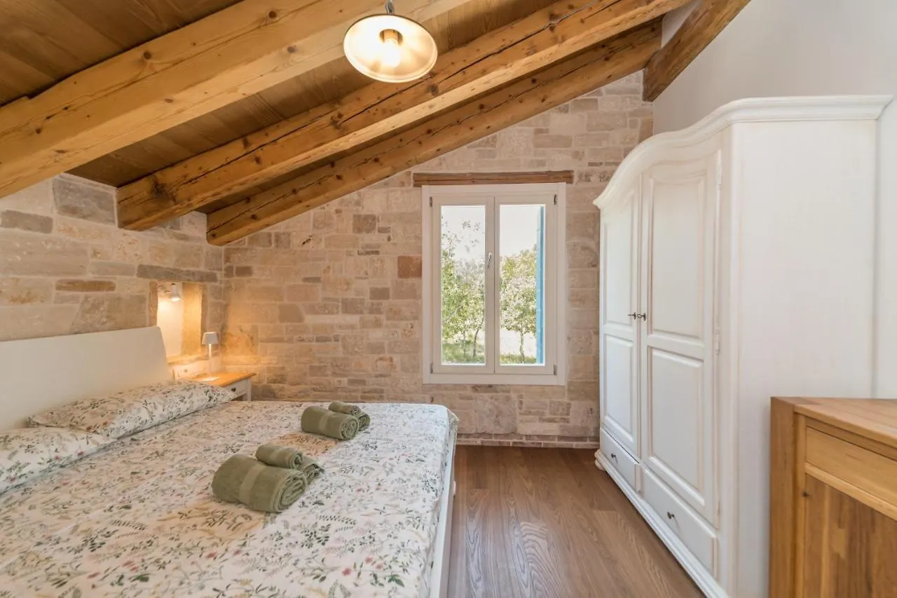 Villa Krug With 3 Bedroom And A Pool Immersed In Nature Near Buje Kremenje